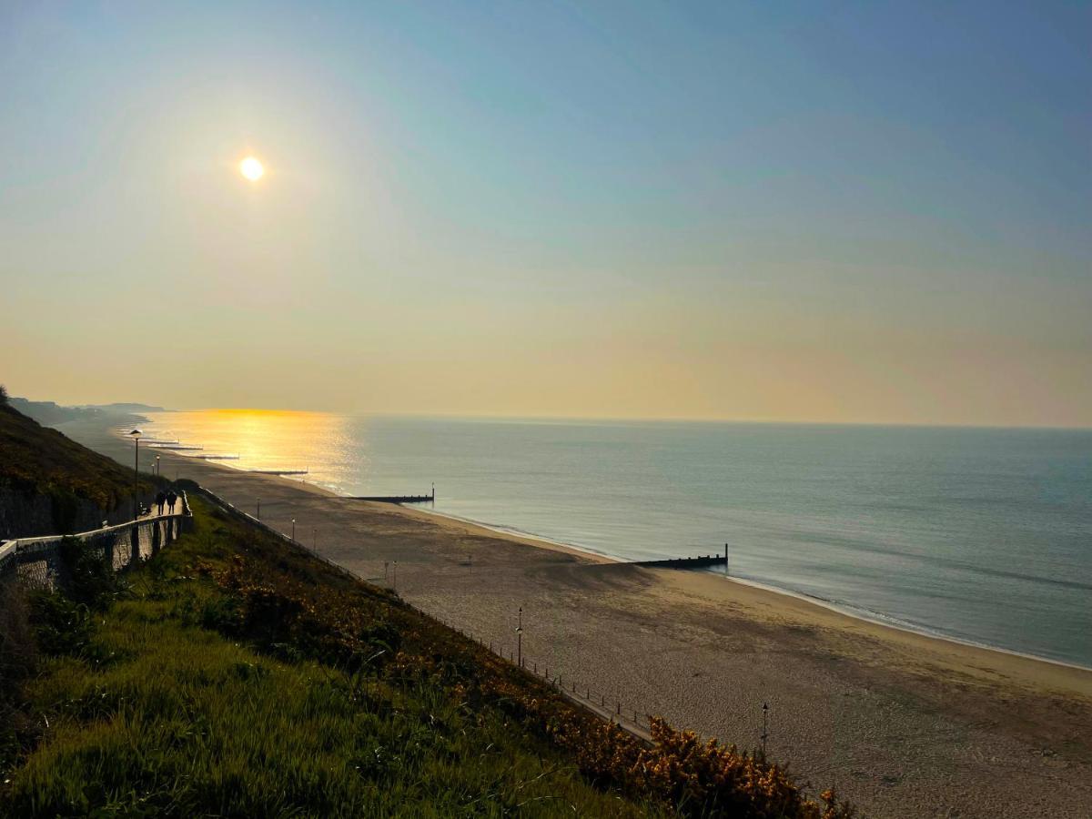 Private Two Bedroom Residence In Southbourne - Private Parking - Off The High Street - Minutes Away From The Beach 본머스 외부 사진