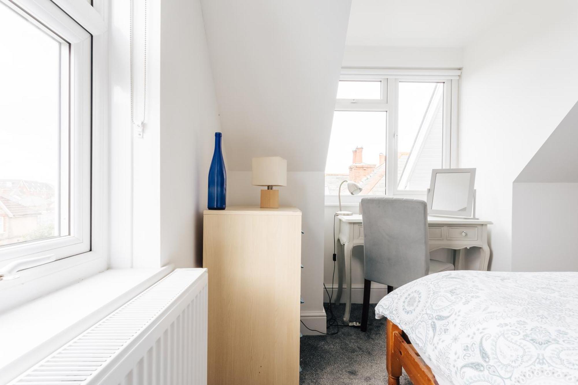 Private Two Bedroom Residence In Southbourne - Private Parking - Off The High Street - Minutes Away From The Beach 본머스 외부 사진