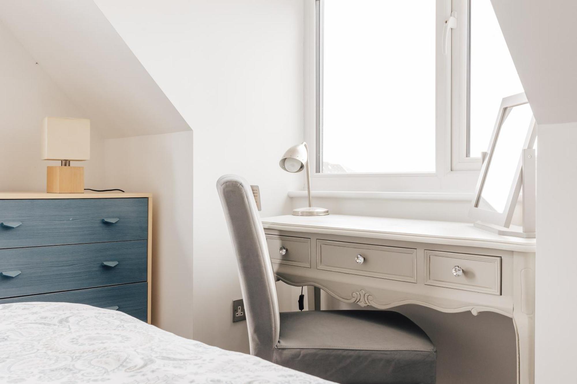 Private Two Bedroom Residence In Southbourne - Private Parking - Off The High Street - Minutes Away From The Beach 본머스 외부 사진