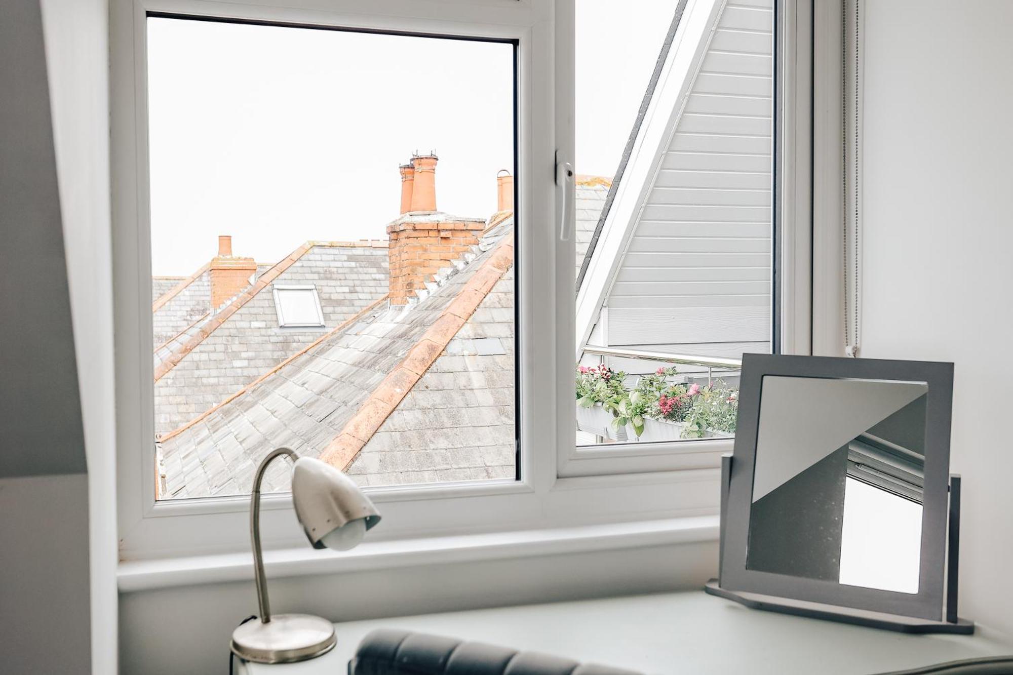 Private Two Bedroom Residence In Southbourne - Private Parking - Off The High Street - Minutes Away From The Beach 본머스 외부 사진
