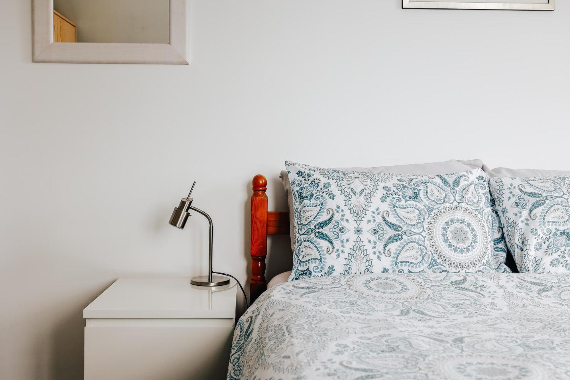 Private Two Bedroom Residence In Southbourne - Private Parking - Off The High Street - Minutes Away From The Beach 본머스 외부 사진