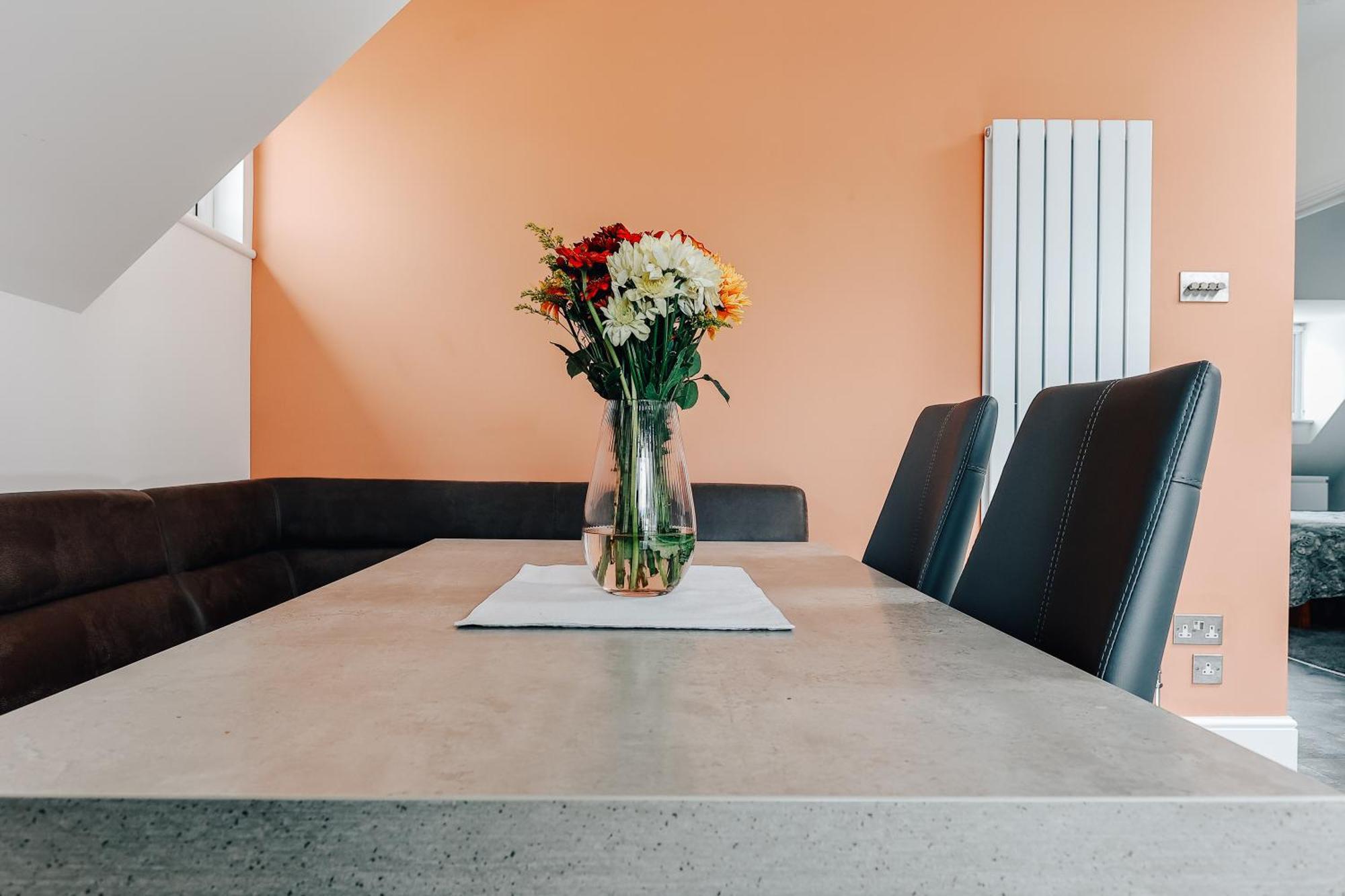 Private Two Bedroom Residence In Southbourne - Private Parking - Off The High Street - Minutes Away From The Beach 본머스 외부 사진