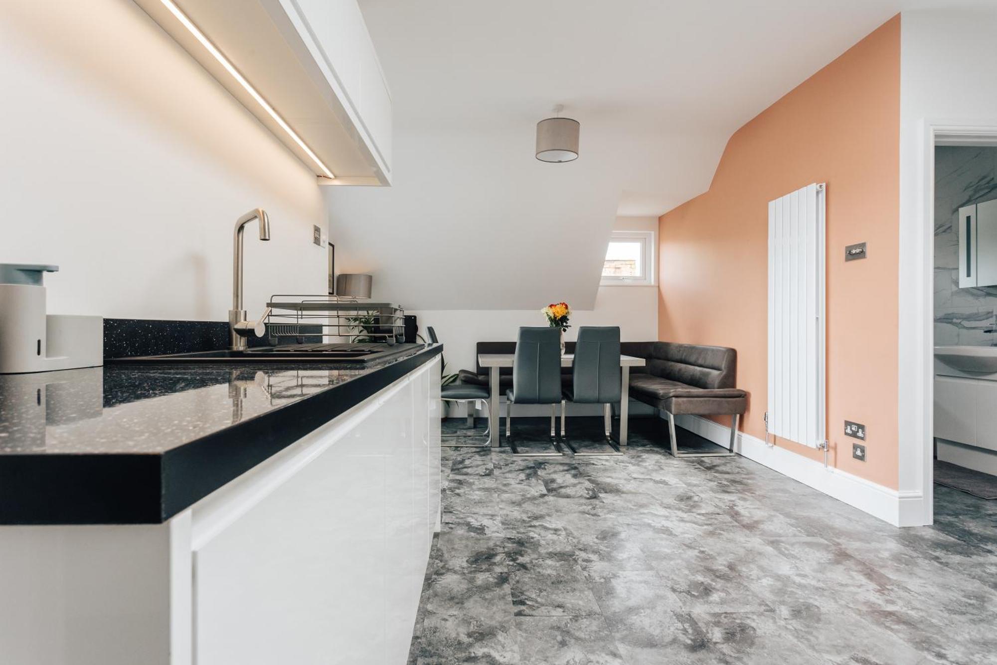 Private Two Bedroom Residence In Southbourne - Private Parking - Off The High Street - Minutes Away From The Beach 본머스 외부 사진